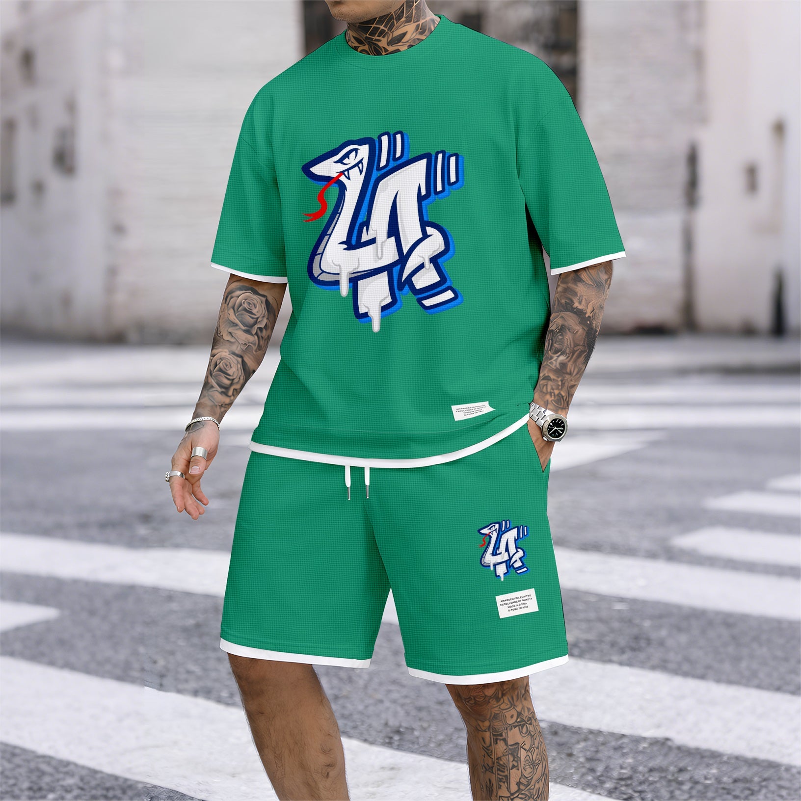 Men's Serpentine print drawstring shorts set for spring/summer, a casual summer outfit including a short-sleeved shirt and shorts, suitable for everyday wear and sports. A two-piece set for a relaxed and energetic lifestyle.