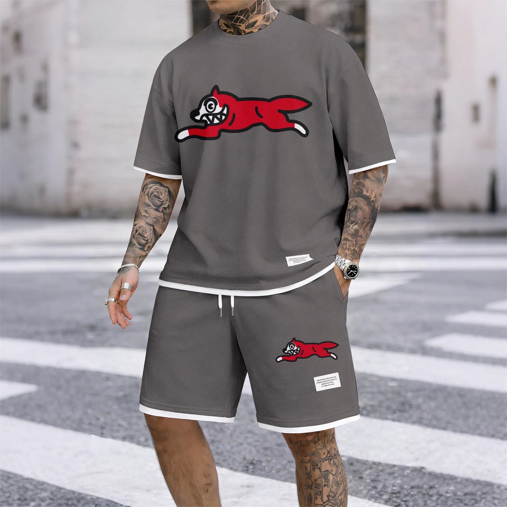 Men's Running Dog print drawstring shorts set for spring/summer, a casual summer outfit including a short-sleeved shirt and shorts, suitable for everyday wear and sports. A two-piece set for a relaxed and energetic lifestyle.