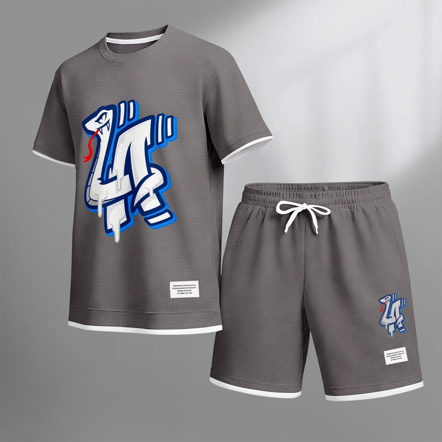 Men's Serpentine print drawstring shorts set for spring/summer, a casual summer outfit including a short-sleeved shirt and shorts, suitable for everyday wear and sports. A two-piece set for a relaxed and energetic lifestyle.