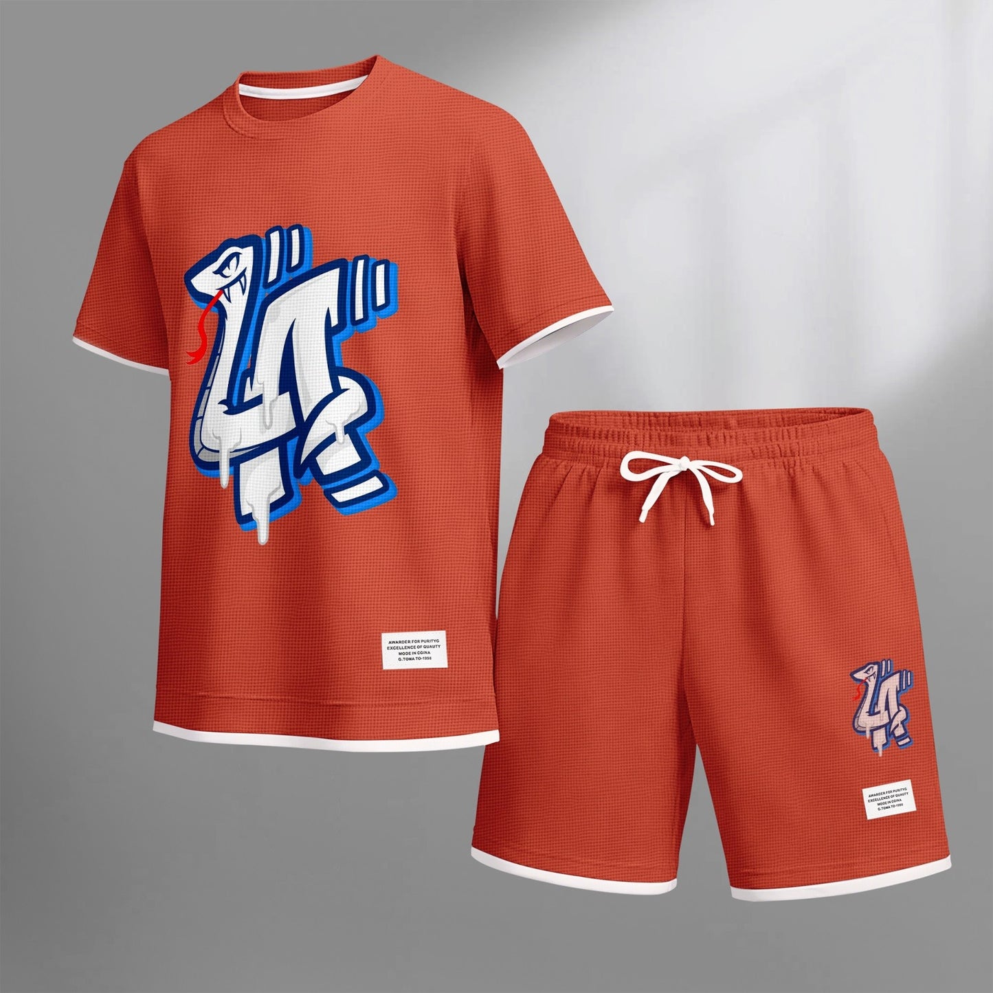 Men's Serpentine print drawstring shorts set for spring/summer, a casual summer outfit including a short-sleeved shirt and shorts, suitable for everyday wear and sports. A two-piece set for a relaxed and energetic lifestyle.