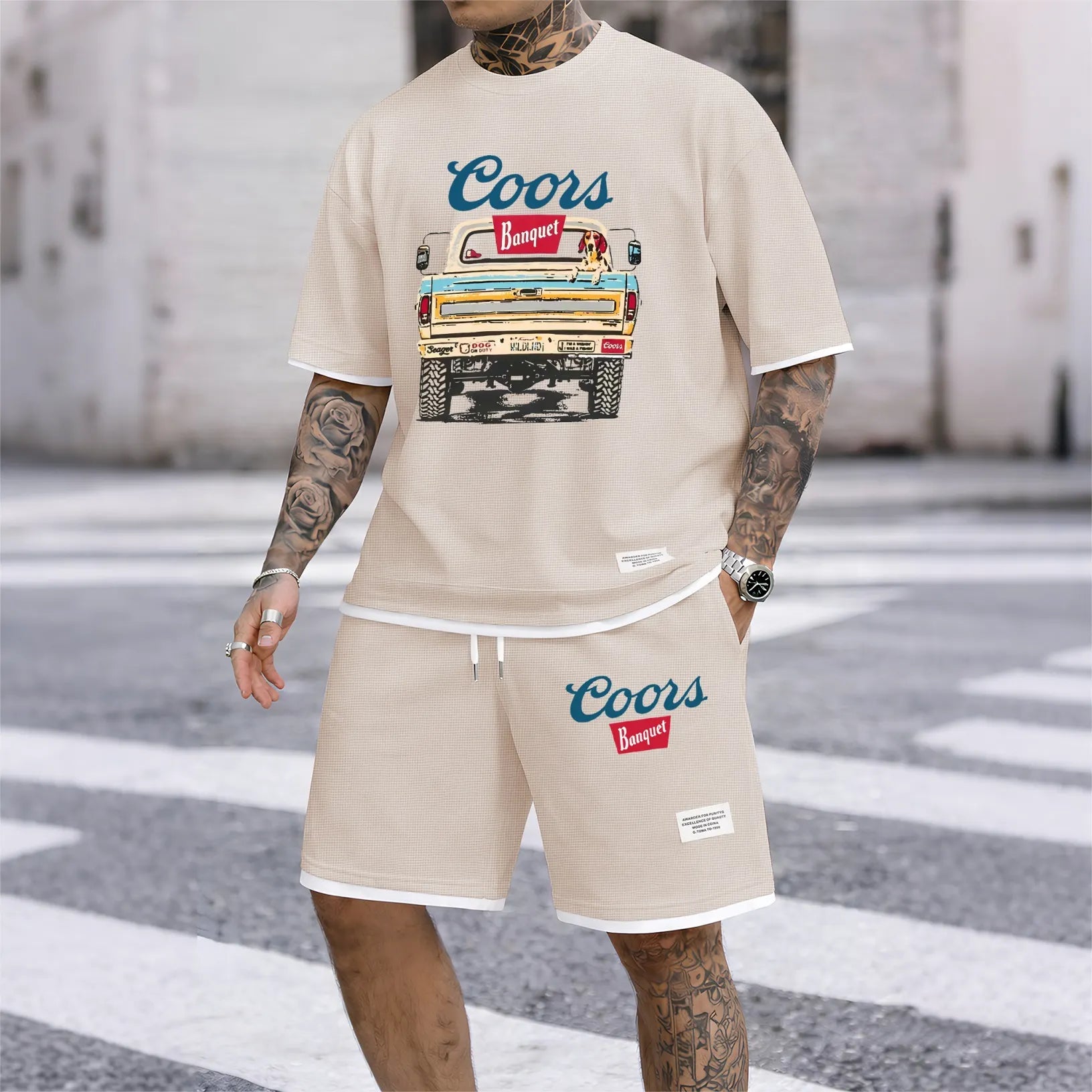 Men's vintage beverage print drawstring shorts set, suitable for spring and summer wear. This casual summer set includes a short-sleeved shirt and shorts, perfect for everyday wear and sports. Two-piece set design.