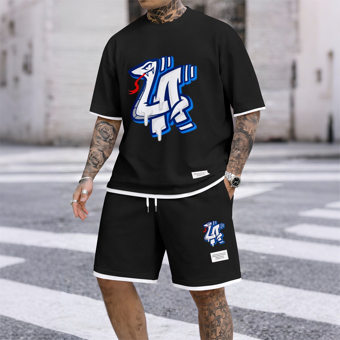 Men's Serpentine print drawstring shorts set for spring/summer, a casual summer outfit including a short-sleeved shirt and shorts, suitable for everyday wear and sports. A two-piece set for a relaxed and energetic lifestyle.