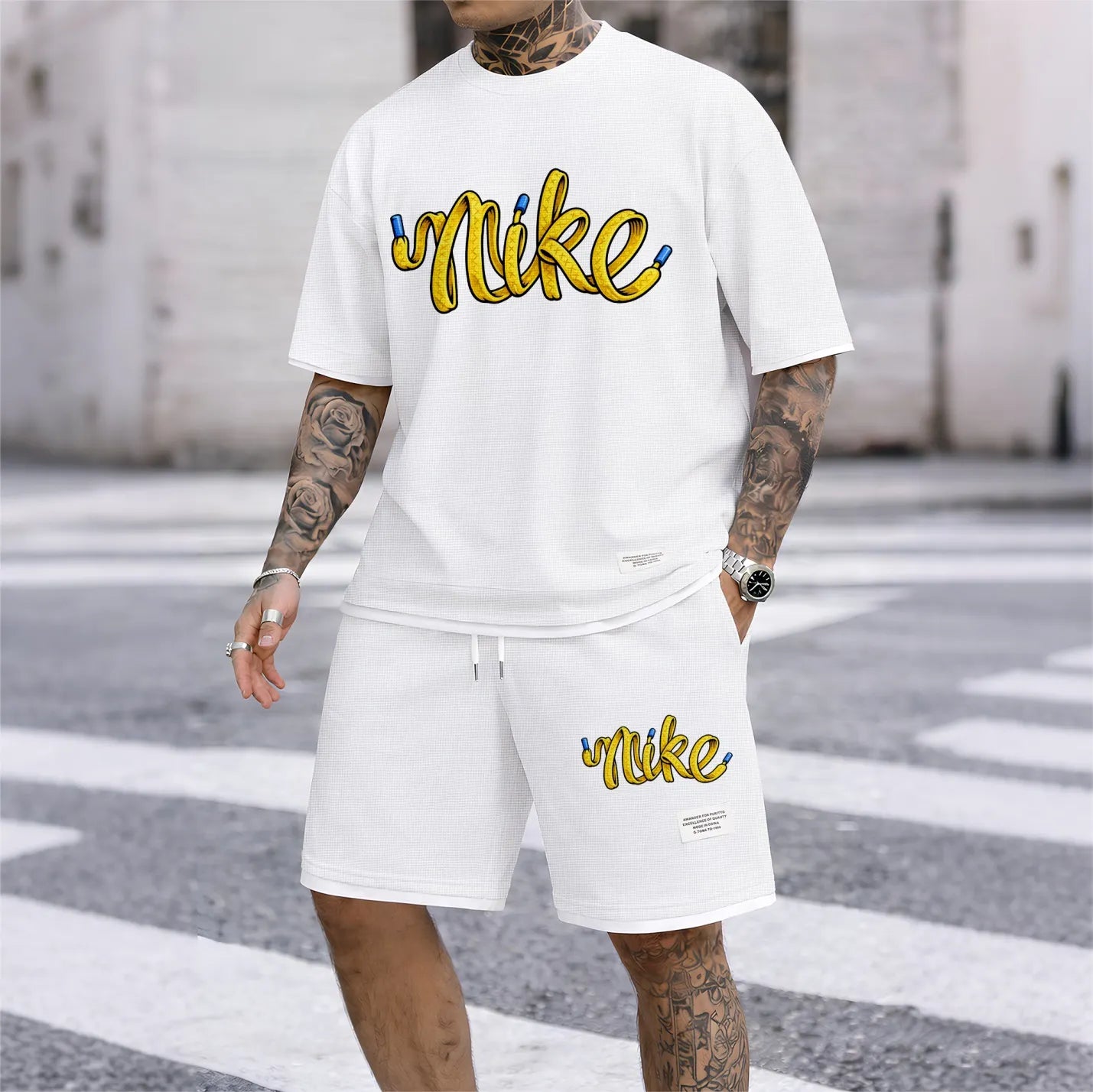 Men's Classic Logo print drawstring shorts set for spring/summer, a casual summer outfit including a short-sleeved shirt and shorts, suitable for everyday wear and sports. A two-piece set for a relaxed and energetic lifestyle.