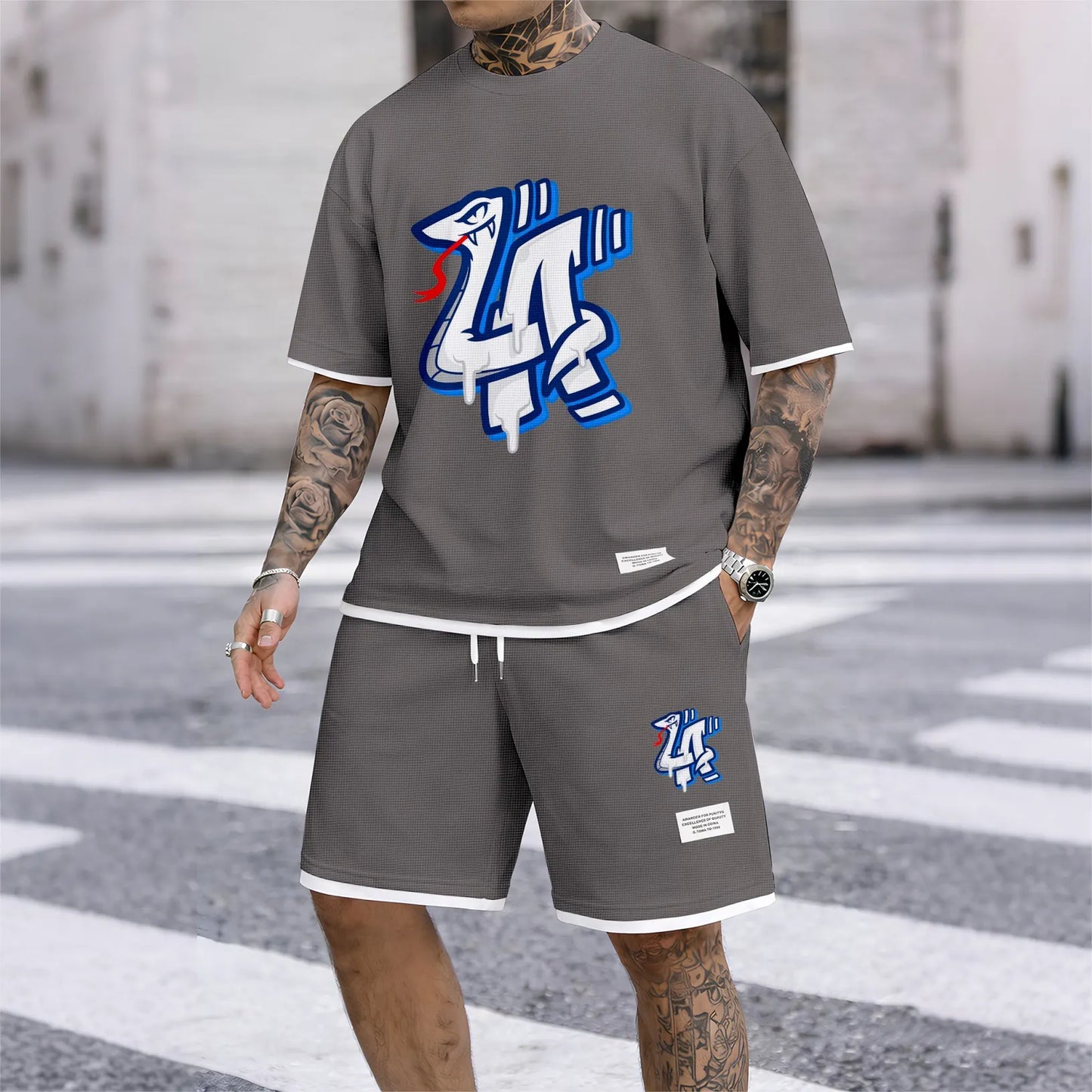 Men's Serpentine print drawstring shorts set for spring/summer, a casual summer outfit including a short-sleeved shirt and shorts, suitable for everyday wear and sports. A two-piece set for a relaxed and energetic lifestyle.