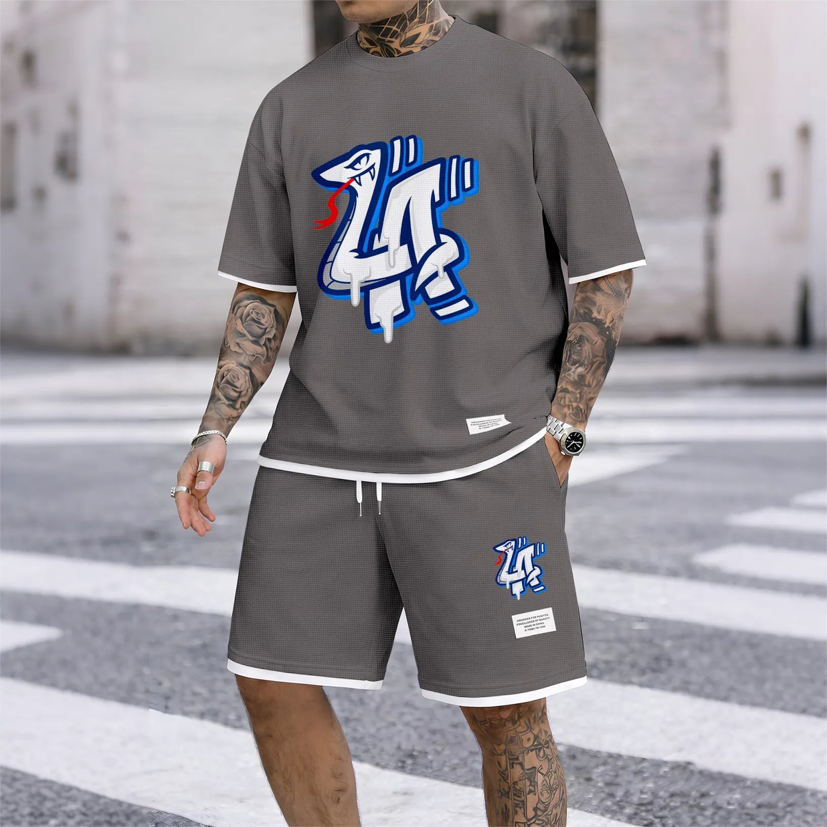 Men's Serpentine print drawstring shorts set for spring/summer, a casual summer outfit including a short-sleeved shirt and shorts, suitable for everyday wear and sports. A two-piece set for a relaxed and energetic lifestyle.