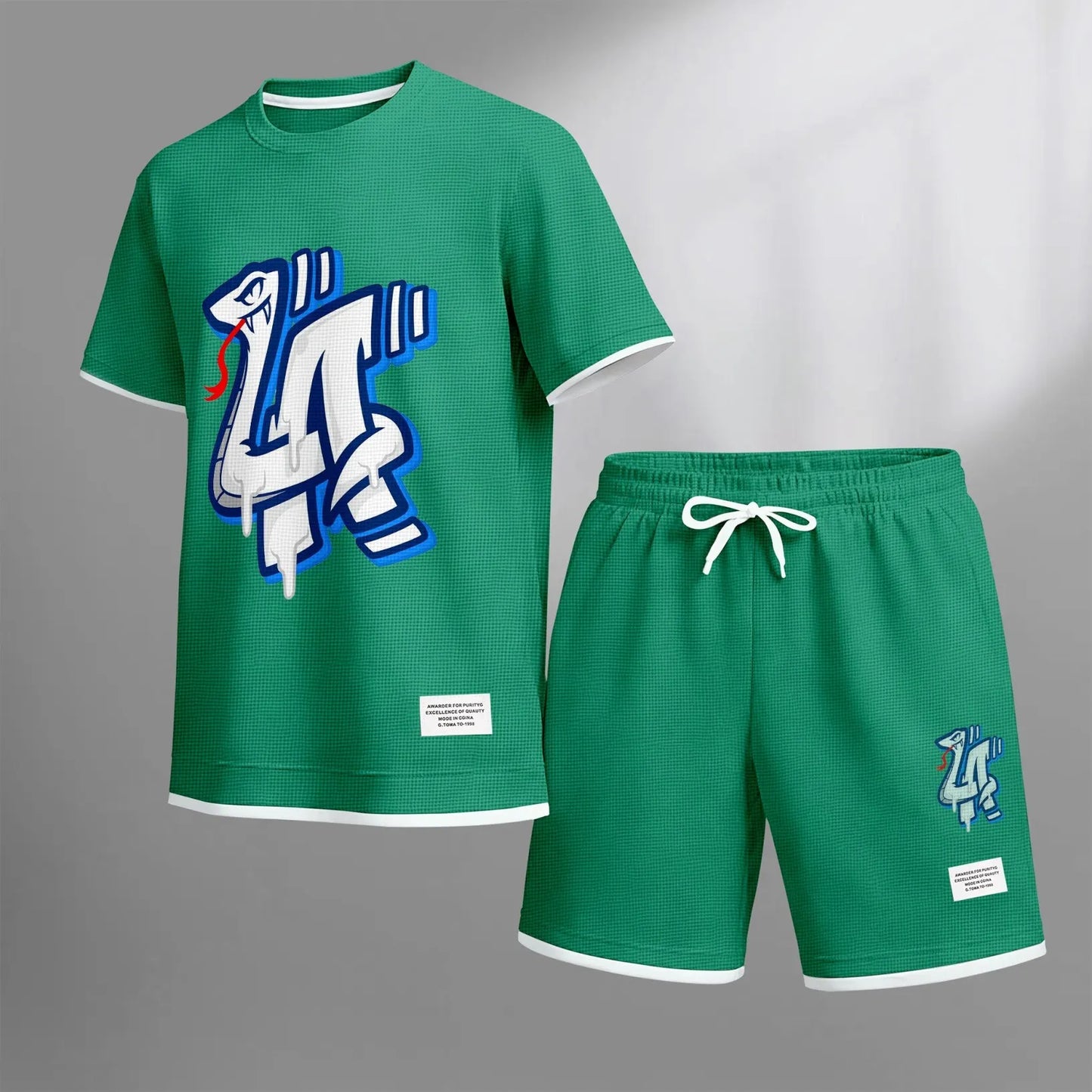 Men's Serpentine print drawstring shorts set for spring/summer, a casual summer outfit including a short-sleeved shirt and shorts, suitable for everyday wear and sports. A two-piece set for a relaxed and energetic lifestyle.